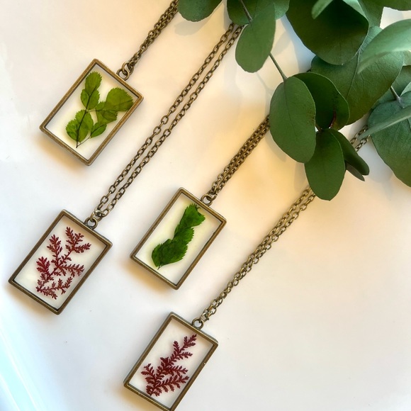 NEW Pressed Dried Flower Botanical Resin Necklace - Green Fern or Red Flower - Picture 2 of 7